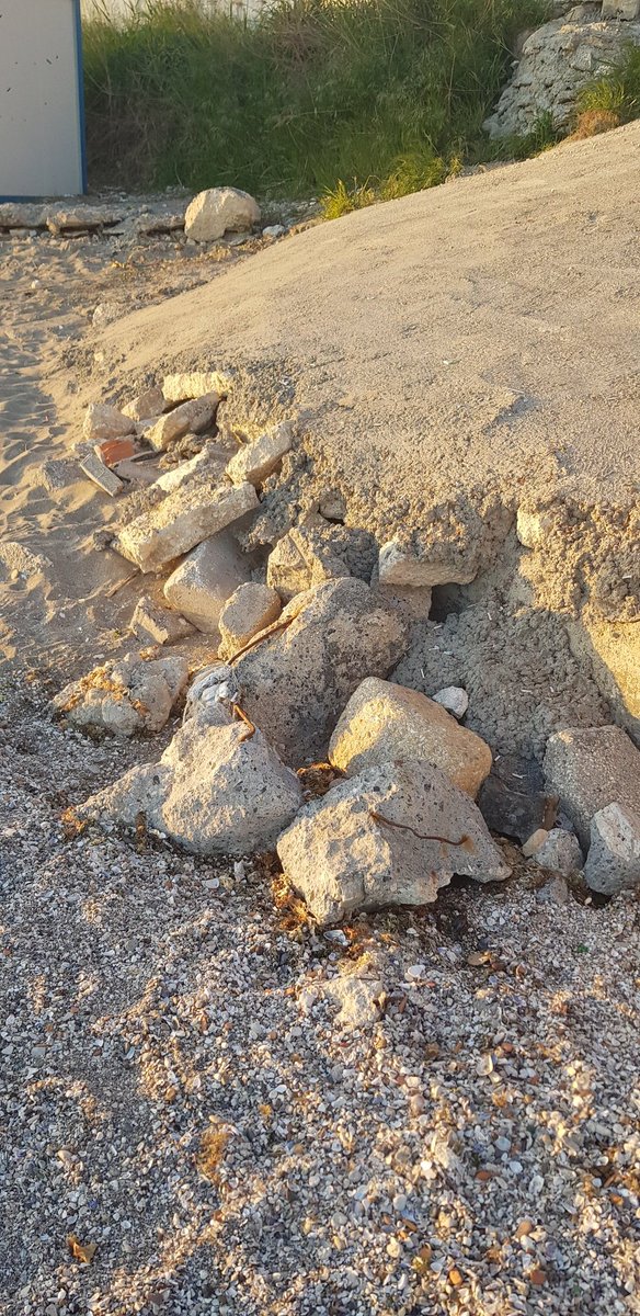 ozgurplc's tweet photo. @drhasanakgun Burasıda aynı belediye bağlı ibb sayesinde cankurtaran getirilen yıllardır hiç birşey yapmadığınız güzelce sahili @drhasanakgun https://t.co/lPZQOWC0Ef