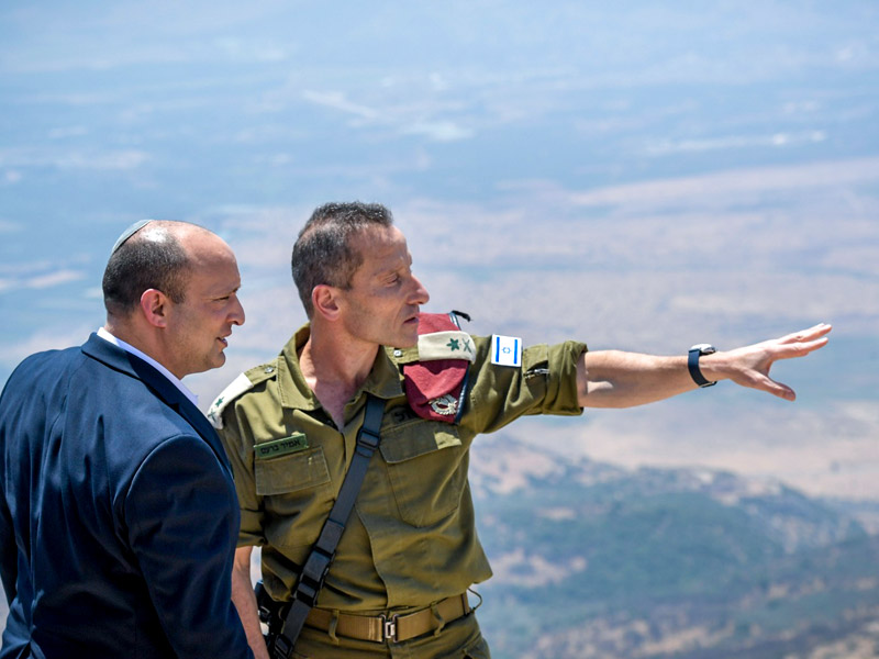 dariodangelo91's tweet photo. 🇮🇷🇮🇱 Naftali #Bennett, ex primo ministro israeliano, ha scritto un intervento secondo me molto bello e interessante. Serve soprattutto a capire perché, nonostante le pressioni internazionali, #Israele senta la necessità di esigere un prezzo dall'#Iran dopo l'attacco dell'altra notte. 

L'ho tradotto per voi. Buona lettura.

----------------------------------------------------------

"Alcuni punti riguardanti l'attacco missilistico iraniano contro Israele:

1. Contrariamente a quanto gli esperti sostengono, non è stato progettato solo come "ornamento" senza danno. 

Quando si sparano 350 colpi, sincronizzati per attaccare Israele nello stesso momento, 
quando si usano tre tipi di armi fondamentalmente diverse - missili da crociera, missili balistici e UAV, si sta cercando di penetrare le difese di Israele e di uccidere degli israeliani. 

2. L'amministrazione statunitense ci sta dicendo: "Questa è una vittoria, avete già vinto bloccando i missili. Non c'è bisogno di altre azioni".
No, non è una vittoria. 
Sì, è un notevole successo dei sistemi di difesa aerea di Israele, ma non è una vittoria. 

Quando un bullo cerca di colpirti 350 volte e ci riesce solo sette volte, NON hai vinto. 

Non si vincono le guerre solo intercettando i colpi del nemico, e non lo si dissuade. 
Il nemico ci proverà più intensamente, con armi e metodi migliori, la volta successiva. 
Come si fa a scoraggiarlo? 
Esigendo un prezzo profondamente doloroso. 

3. Non è corretto dire che "nessuno si è fatto male". 
C'è una bambina arabo-israeliana di 7 anni, di nome Amina Elhasuny, che sta lottando per la vita. 
Ecco chi ha colpito il codardo Khamenei.  

4. La Repubblica Islamica dell'Iran ha commesso un grosso errore. 
Negli ultimi 30 anni ha seminato il caos nella regione attraverso i suoi proxy. 
Una piovra del terrore con la testa a Teheran e i tentacoli in Libano, Yemen, Iraq, Siria e Gaza. 

Comodo. 
I Mullah mandano altri a condurre orrendi attacchi terroristici e a morire per loro. 
Il sangue degli altri. 

L'errore strategico di Israele negli ultimi 30 anni è stato quello di assecondare questa strategia. 
Abbiamo sempre combattuto i tentacoli della piovra, ma difficilmente abbiamo chiesto un prezzo alla sua testa iraniana. 
Ora la situazione dovrebbe cambiare:
Hezbollah o Hamas sparano un razzo contro Israele? 
Teheran paga un prezzo. 

5. Il nemico è il REGIME iraniano, non il meraviglioso popolo iraniano. 
Il regime iraniano mi ricorda quello sovietico del 1985: corrotto fino al midollo, vecchio, incompetente, disprezzato dal suo stesso popolo e destinato a crollare. 
Prima è, meglio sarà. 
L'Occidente può accelerare l'inevitabile crollo del regime con una serie di azioni morbide e intelligenti, senza ricorrere alla forza militare. 
Ricordiamo che l'URSS è crollata senza bisogno di un attacco americano diretto. 
Facciamolo. 

6. Israele sta combattendo la guerra di tutti. A Gaza, in Libano e a Teheran. 
Siamo considerati "il piccolo satana" dall'Islam radicale. L'America è quello grande. 

Sarò chiaro: se questi folli terroristi islamici fanatici la fanno franca nascondendosi tra i civili, questo metodo sarà adottato dai terroristi di tutto il mondo. 

Non chiediamo a nessuno di combattere per noi. Faremo noi il lavoro. 
Ma ci aspettiamo che i nostri alleati ci coprano le spalle, soprattutto nei momenti difficili. E questo lo è. 

Siate dalla parte giusta e aiutateci a sconfiggere questi regimi orribili e selvaggi".