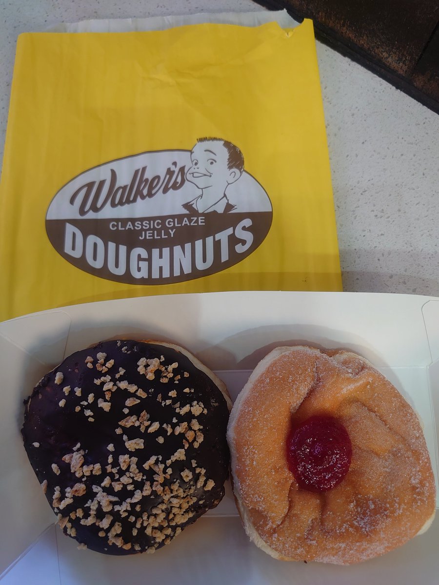 miyatchin's tweet photo. 本日のおやつを購入🛒
ドーナツ：Walkers Doughnuts🍩
紅茶：T2 Melbourne Breakfas🫖

放課後に買い食いをしながら街を歩いていたら、鳴き声がすごい謎の「白い鳥」に奪われました😮ｺﾜｲﾖ!ｷｹﾝ!

#オーストラリア留学 https://t.co/bOrqP0Bfvz