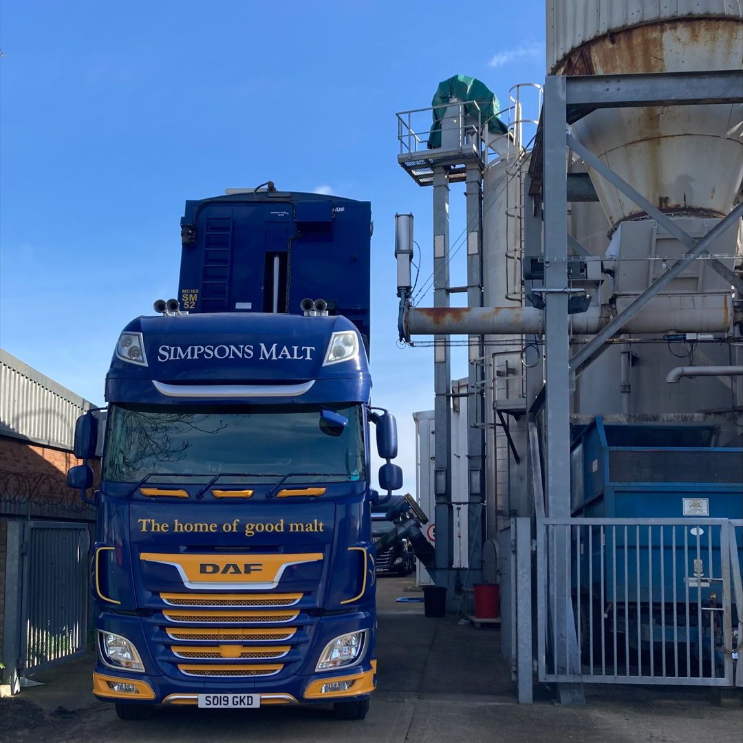 Otter for Oakham 🌾 Last week, @JamieRamshaw_ made the short trip across his hometown to catch up with Mark and the brewing team at @OakhamAles, which just happened to be at the same time a bulk wagon load of Maris Otter arrived at the brewery from our Tivetshall Maltings 😅