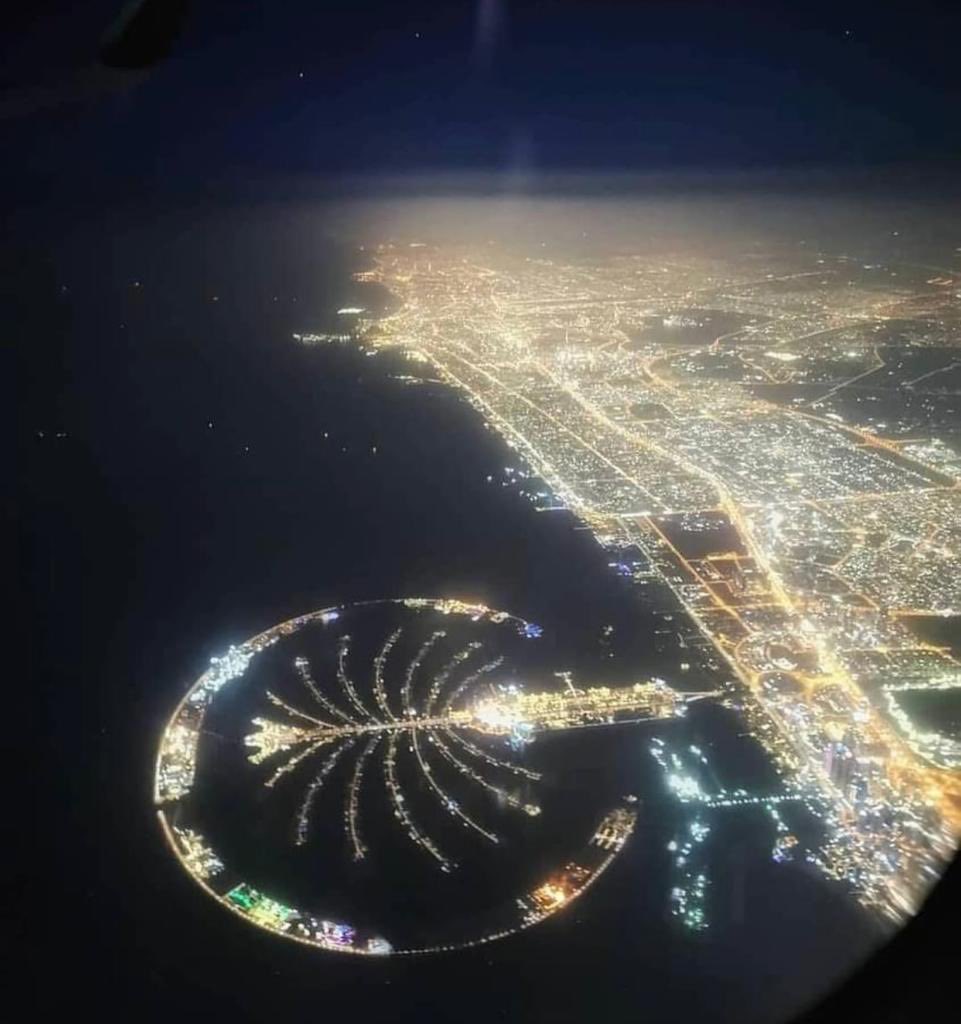 AsawariBapat's tweet photo. Things look 👀 
larger than life 
when you are so close, 
Things look 👀 
tinier than fyffe 
when seen from a distance. 
#Dubai #UAE #palm #flight #photograghy 
#AsaTweets https://t.co/ex0p7tOkjy