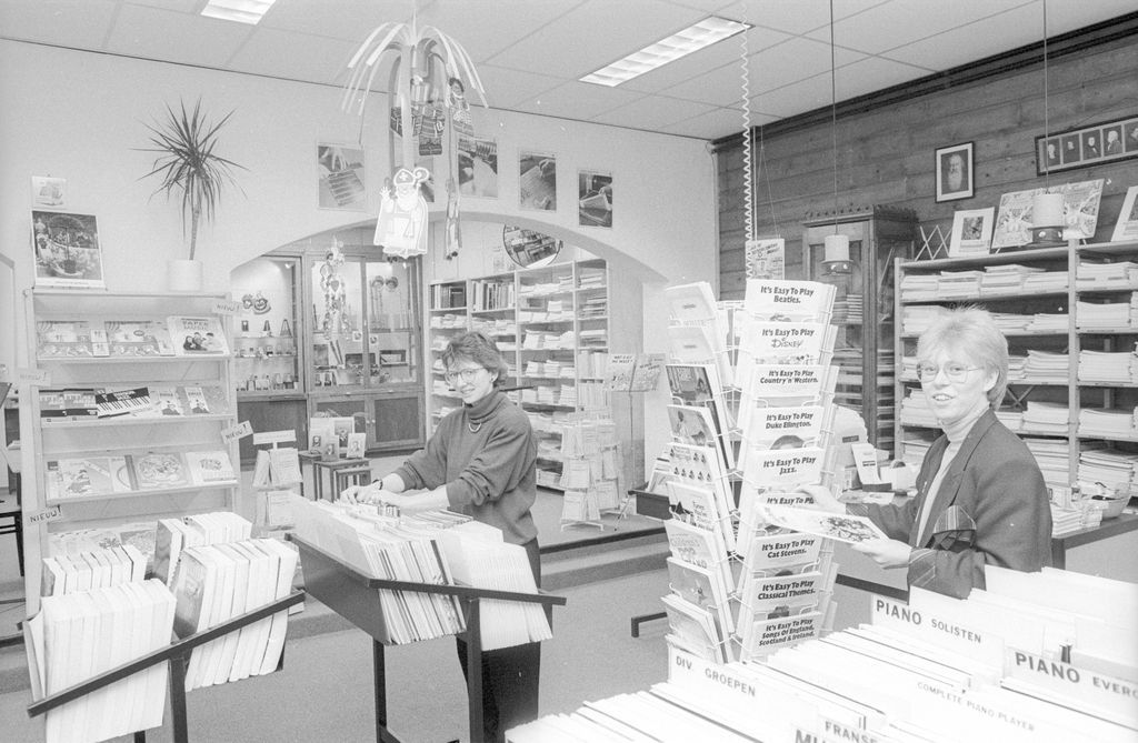 #weetunog Wie kent Spiero nog? De bladmuziekspeciaalzaak was gevestigd in de Willem II-straat in #Tilburg. Zoals je op de foto kunt zien was de keuze reuze. Ga je voor klassiek, country, of toch de Beatles? [foto: november 1988, Persbureau van Eijndhoven]
