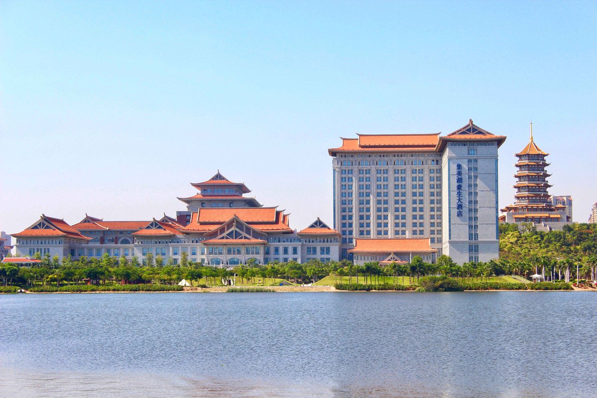 Stay at Howard Johnson Jimei Lake Plaza Xiamen, where the trendy Tan Kah Kee Architectural Style tells Xiamen’s rich history and romance. This hotel offers a cozy and comfortable service, perfect for enjoying quality time with your family. #VisitXiamen #CozyisXiamen