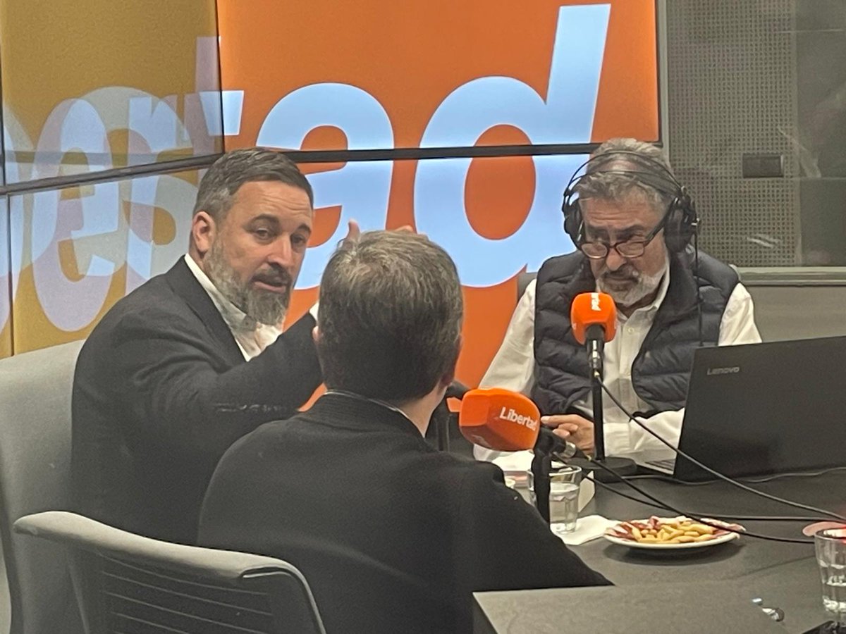 El líder de @vox_es nos ha hablado también del problema de la inmigración en España. 🗨️@Santi_ABASCAL: 'El origen del problema migratorio todos sabemos cuál es. Es que hay una serie de gente cuya llegada se ha promovido por parte de los políticos y que no respetan nuestras…