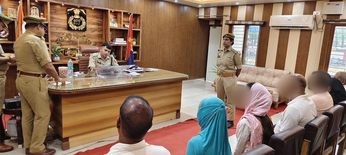 #MaharajganjPolice #पुलिस_अधीक्षक_महराजगंज द्वारा पुलिस कार्यालय में जनता दर्शन के दौरान आमजन की शिकायतों को गम्भीरता पूर्वक सुना गया तथा शिकायतों के गुणवत्तापूर्ण व समयबद्ध निस्तारण हेतु सम्बंधित अधिकारियों को आदेशित किया गया। #UPPolice #Adgzonegkp