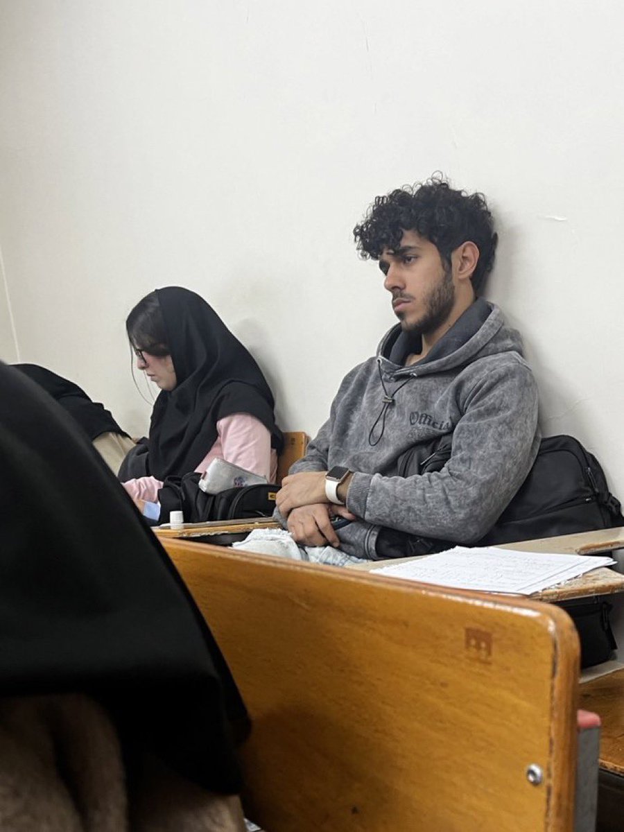 khalool_'s tweet photo. وقتی فکر میکنی دیگه از بچه بازیای دبیرستانی خبری نیست ولی میبینی دانشگاه در برابر  مهدکودک یه شوخیه https://t.co/RaMumfH2Gw