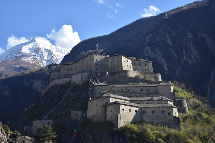 💻NUOVO BLOG POST Link➡️bit.ly/WeekendValleDA… Cosa vedere in un weekend in Valle d’Aosta? Ecco il nostro itinerario alla scoperta dei dintorni di Aosta dove si trovano alcuni dei castelli più belli e famosi di questa incantevole regione! *supplied by @Valle_dAosta #valledaosta