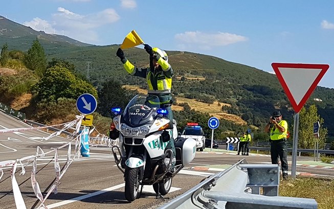 Seguro que lo sabías, pero...   si un agente de la circulación muestra una bandera amarilla, está indicando a los usuarios de la vía que deben extremar la atención o la proximidad de un peligro  #SeguridadVial 🚗