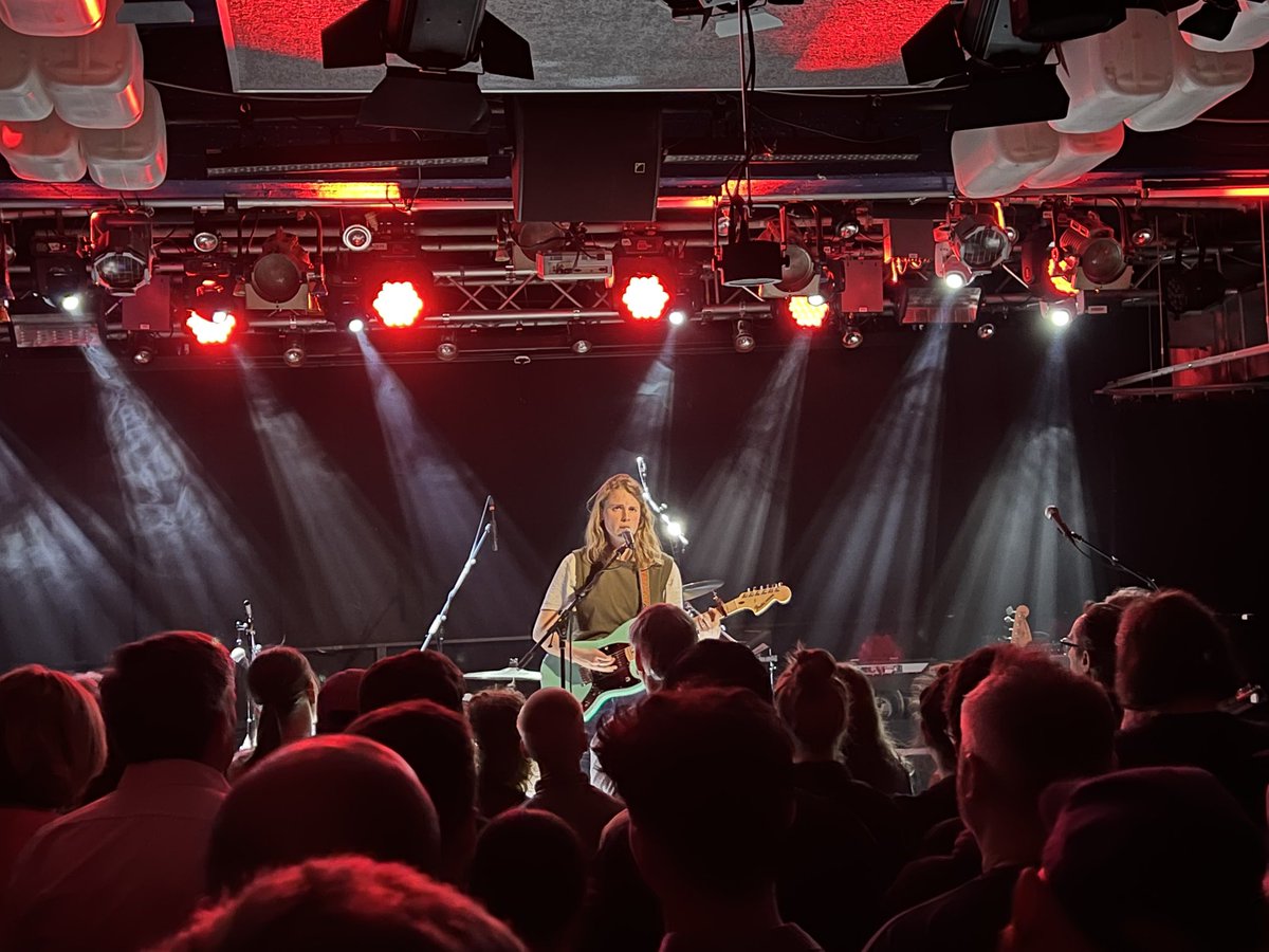 Köln last night…the incredibly talented ⁦@MarikaHackman⁩…a brilliant writer and performer, superb stage presence….terrific support from ⁦@gia__ford⁩…..highly recommended if you get the chance to see either artist live or access their music 👏