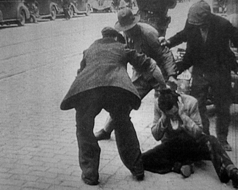 Избиение еврея во время погрома в оккупированном немецкими войсками Львове, 1941 год.