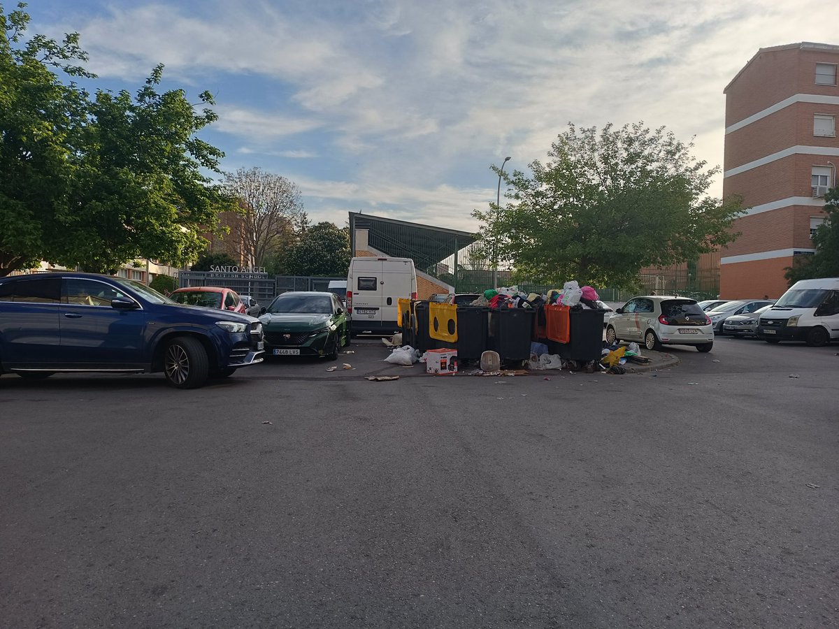 EditorMercado's tweet photo. @Lineamadrid  Quería denunciar la situación de abandono y basuras tiradas en la calleque nos encontramos todas las mañanas al llegar al colegio, sito en C. de Arroyo de Fontarrón, 209, Moratalaz. Solicitamos la recogida de basuras antes del horario de entrada al colegio. https://t.co/rRoBSCl3bD