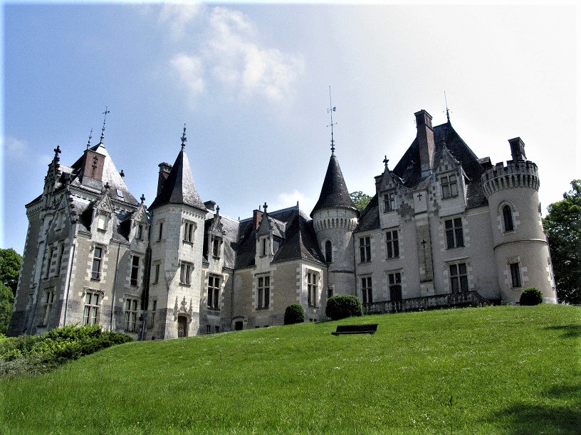 Monday's chateau... Chateau de Cande,with its own fairytale look has a story to tell. bit.ly/3Uf4RQi @RCValdeLoire #loirevalley #chateau #Touraine #France #MondayMotivation #MagnifiqueFrance
