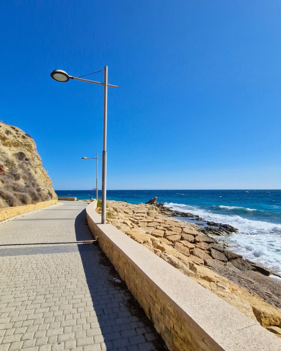 Te gustan los paseos con vistas al mar ¿verdad? 😍🏖 Pues, apunta estas recomendaciones en la #CostaBlanca: 📍 Calas del Este en #SantaPola 📍 Sendero Voramar-Borumbot en #Calp 📍 Paseo Marítimo de #Altea 📍 Paseo Playa de los Estudiantes de #Villajoyosa