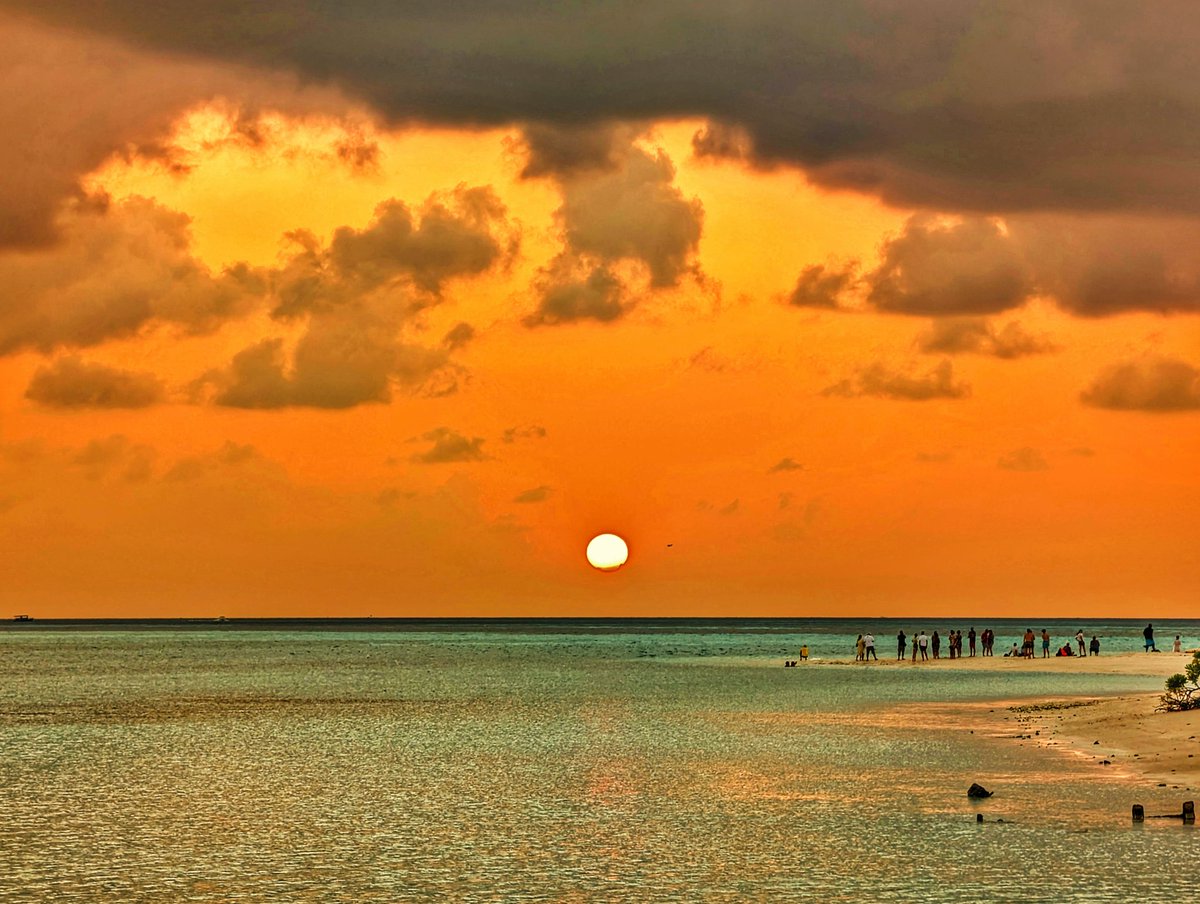 Sunset Beach - Thulusdhoo  #Maldives #visitMaldives #sunset #sunrise #goldenhour #island #photography #travel #Google #TeamPixel #Pixel8Pro