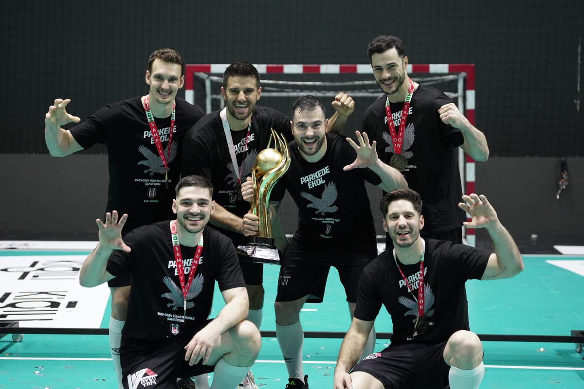 BJKHentbol's tweet photo. Günaydın #Şampiyon 🏆😎

#ParkedeEkol 🦅 https://t.co/QwaEOgXRgz