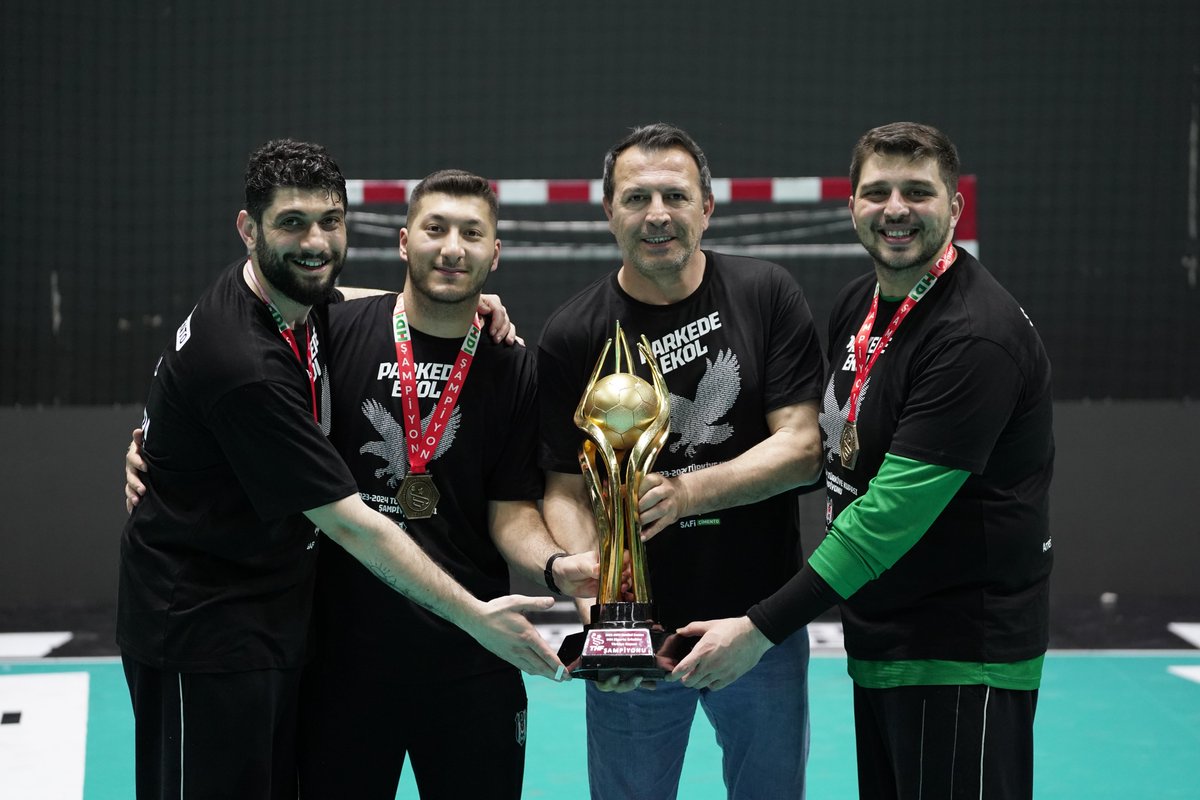 BJKHentbol's tweet photo. Günaydın #Şampiyon 🏆😎

#ParkedeEkol 🦅 https://t.co/QwaEOgXRgz