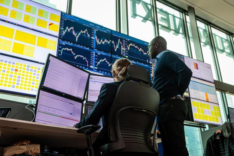 sole24ore's tweet photo. 🔸 #Borse Ue positive nonostante tensioni in #MedioOriente. ➡️ A Milano bene #Prysmian, società attiva nel settore dei sistemi in cavo che ha acquistato #EncoreWire. 📊 Stabile il prezzo dell’#oro, mentre frena il #petrolio. https://t.co/6IKpcKm1gf https://t.co/1zY99hCLaH