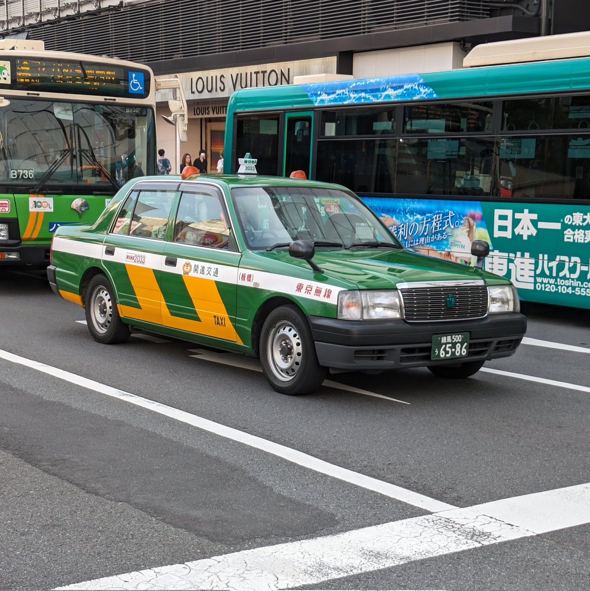 バッタ色の東京無線なにかと初めて撮影した。
東京に行けば当たり前に見れると思ってたこの色、もう当たり前ではなくなってると思うと寂しいばかり。
#東京無線
#タクシー
#１日1タク