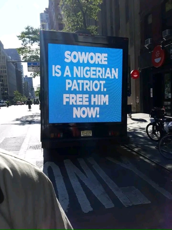 This was New York when @YeleSowore was arrested for speaking against tyranny & oppression in Nigeria while most Nigerians were abusing him. It only shows that Nigerians do not value what they have. They still prefer their oppressors against those standing for them. Big Shame!