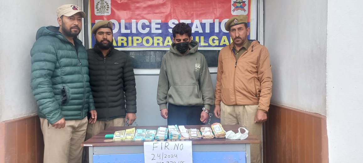 Kulgam police have solved theft case by arresting an accused Saqib Ah Ganie R/O Yaripora & recovered stolen property cash Rs 36240 & Record book within 03 hours after commission of crime. Case registered at PS Yaripora & investigation is in progress. @JmuKmrPolice @KashmirPolice