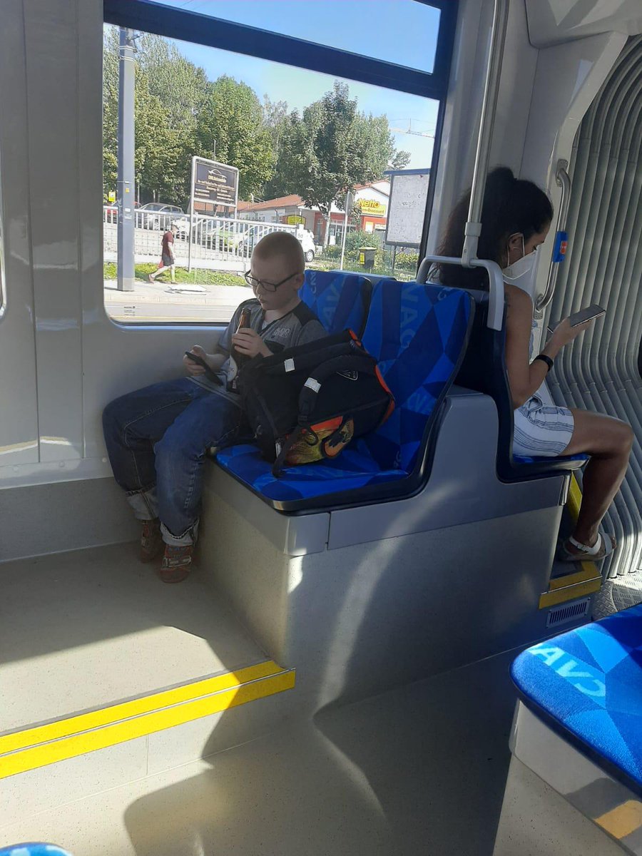 Jules1Youtube's tweet image. so traurig zu sehen wie die jugend immer handysüchtiger wird :/