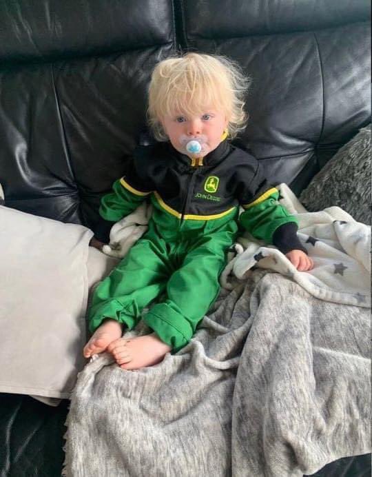 It's Monday and this farmer is ready for work...! 💪 🚜 🇬🇧 📸 Julie Cottrell