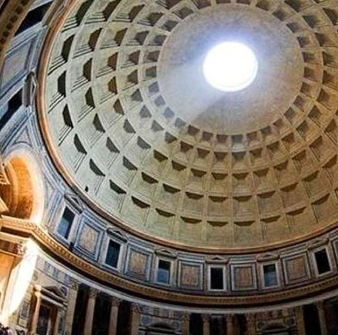 Il 21 aprile alle 12, in occasione del Natale di Roma, succede qualcosa di unico. Dall'oculus infatti, con un'inclinazione perfetta entra un fascio di luce che illumina il portone d'ingresso. Lo avete mai ammirato? 📸 IG magiogioh #21aprile #VisitLazio