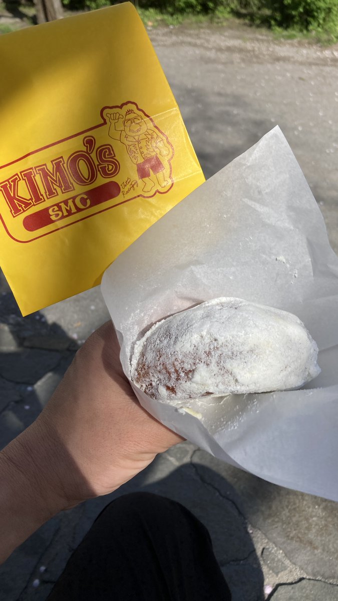 dmrc_official's tweet photo. KIMO'S のココナッツドーナッツ🍩
甘さが、、、すごいの、、（のっちー）
＃KIMOS https://t.co/ADtLcx90aH