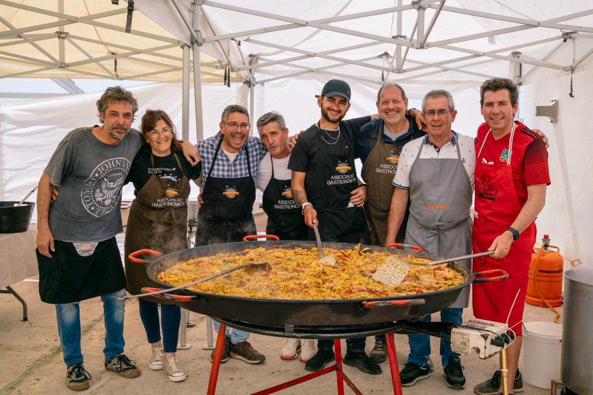 sdformentera's tweet photo. Moltes gràcies als cuiners de l'Associació Es Forn per preparar una deliciosa paella que vàrem disfrutar junts socis, plantilla i aficionats❤️🖤 https://t.co/2jZE8BscfZ