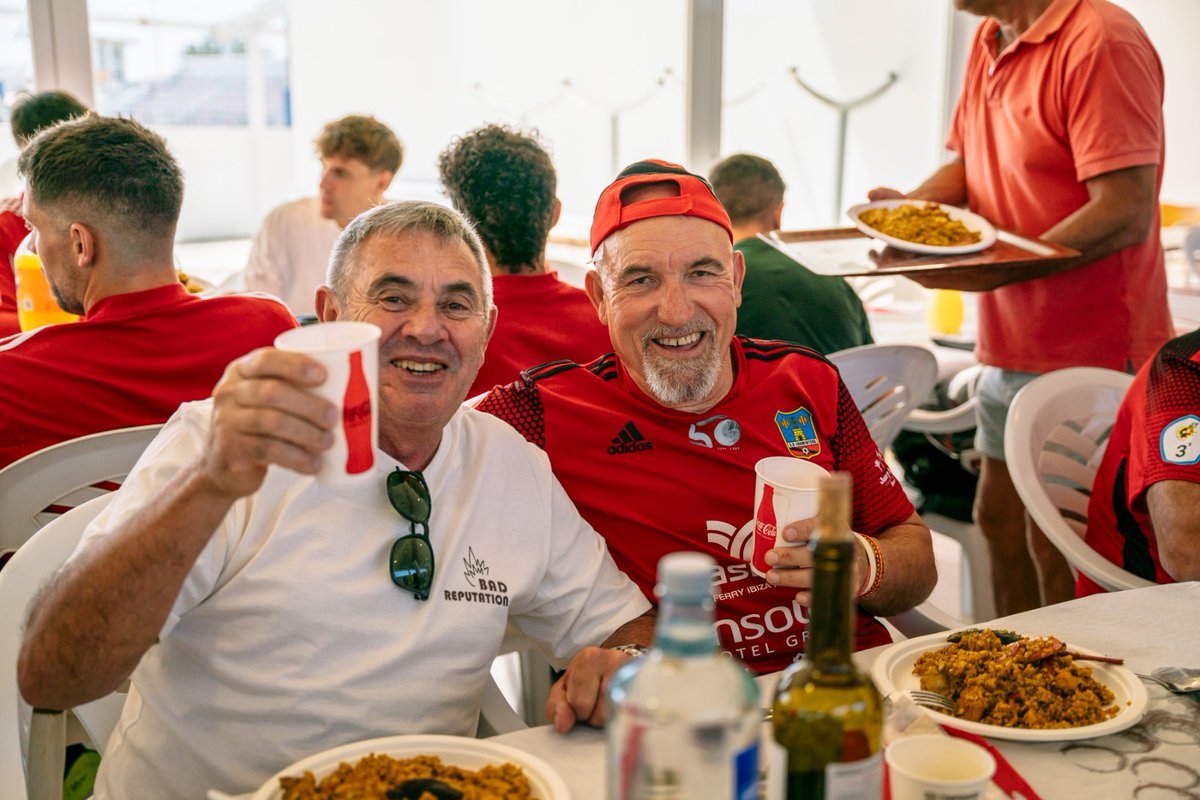 sdformentera's tweet photo. Moltes gràcies als cuiners de l'Associació Es Forn per preparar una deliciosa paella que vàrem disfrutar junts socis, plantilla i aficionats❤️🖤 https://t.co/2jZE8BscfZ
