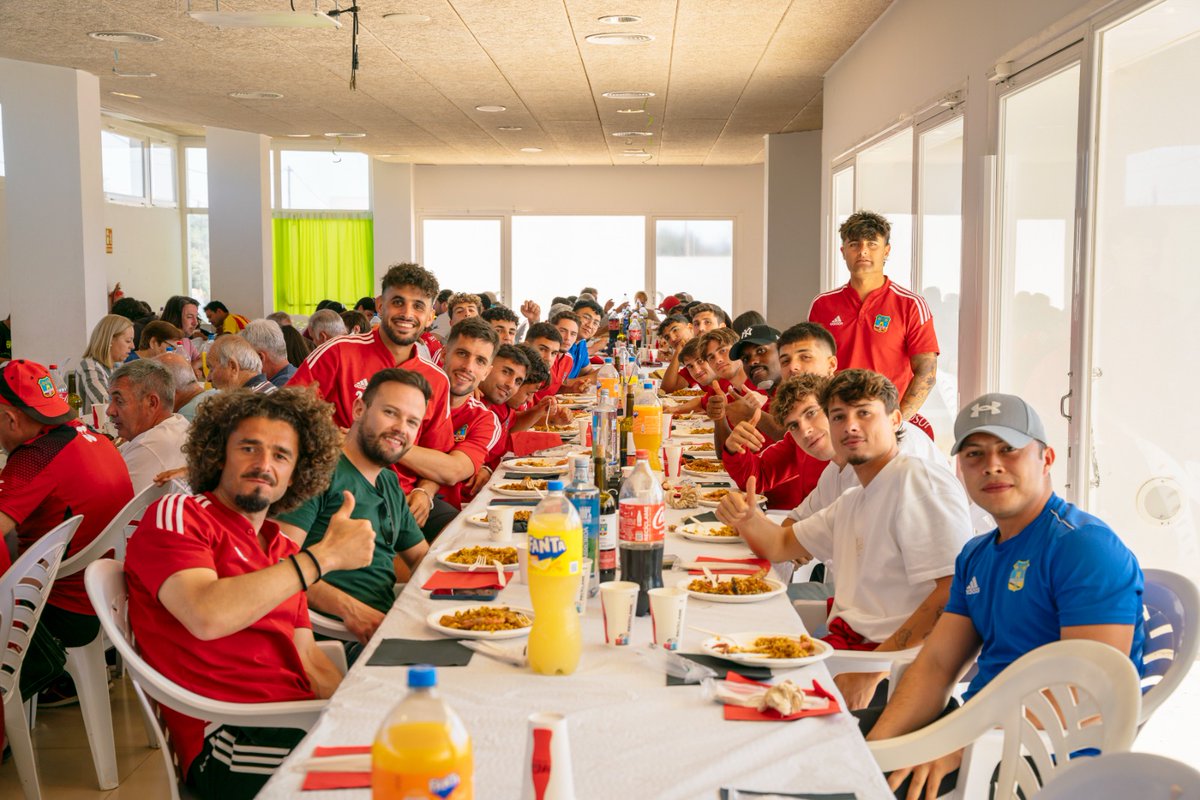 sdformentera's tweet photo. Moltes gràcies als cuiners de l'Associació Es Forn per preparar una deliciosa paella que vàrem disfrutar junts socis, plantilla i aficionats❤️🖤 https://t.co/2jZE8BscfZ