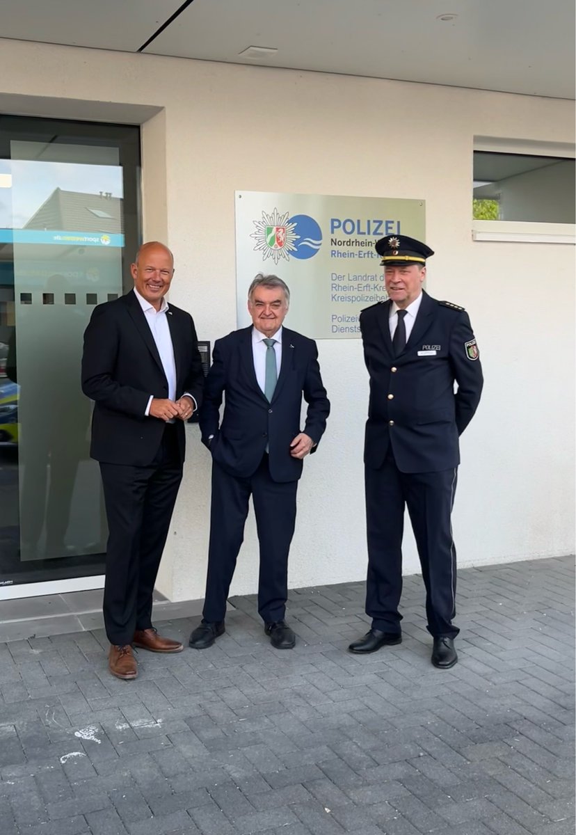 IM_NRW's tweet photo. Der Rhein-Erft-Kreis hat eine neue Polizeiwache in Erftstadt. Sie ist gut erreichbar, rund um die Uhr besetzt und barrierefrei. Innenminister #Reul sagte bei der Einweihung: „Die Ausstattung der Wachen ist ein wesentlicher Bestandteil professioneller Polizeiarbeit.“ https://t.co/GjUWViqq9j