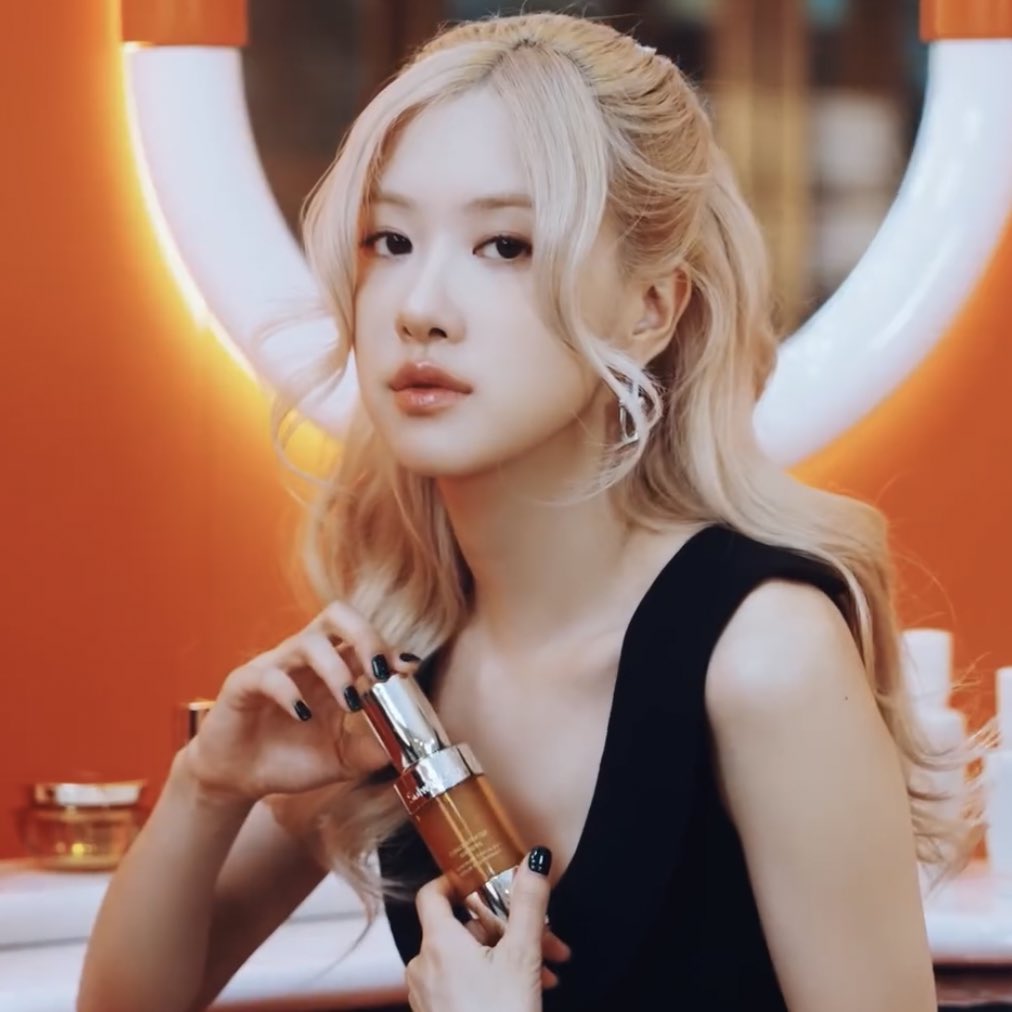 fwr_vn's tweet photo. GA ROSÉ at the Sulwhasoo Pop-Up Store.😍

블랙핑크 로제 #ROSÉ #로제 #BLACKPINK https://t.co/9xX82bY9hs