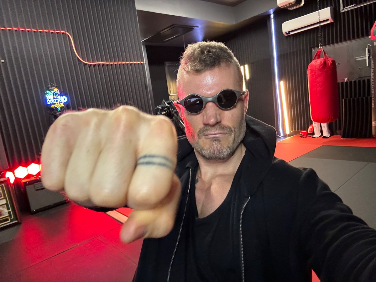 ZssBecker's tweet photo. It’s 3am Mon.

I am up, stacking the deck of life n rigging it to thy will.

You are pounding it back with a like.

Together we grab luck by the throat and force it to happen with overwhelming effort. Inevitable.

Let’s begin gents. https://t.co/fyTF3ZJcdx