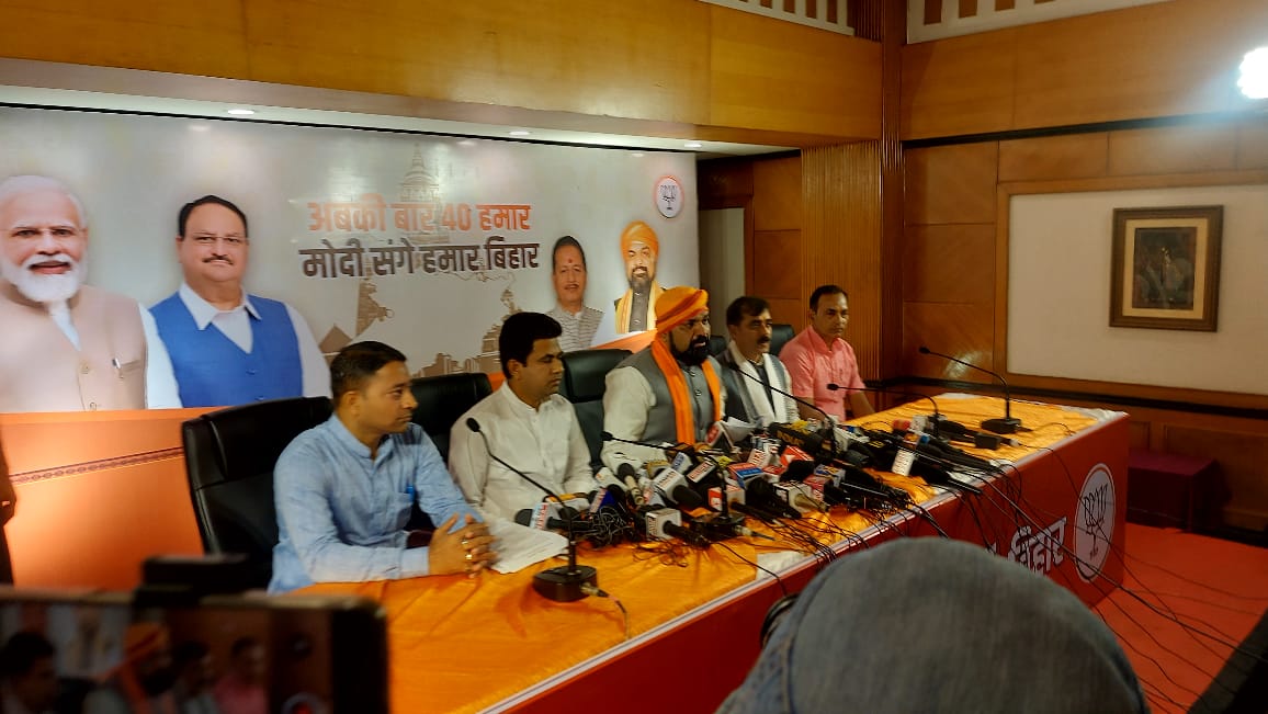 samrat4bjp's tweet photo. आदरणीय प्रधानमंत्री श्री @narendramodi जी ने #SankalpPatra के माध्यम से देश के गरीब, युवा, अन्नदाता और नौजवान (GYAN) को #ModiKiGuarantee दी है। आज #ModiKiGuarantee पर भाजपा मीडिया सेंटर, पटना में प्रेस कॉन्फ्रेंस करके पत्रकार बंधुओं को जानकारी दी।

#PhirEKBarModiSarkar https://t.co/P9nUWDV1C7