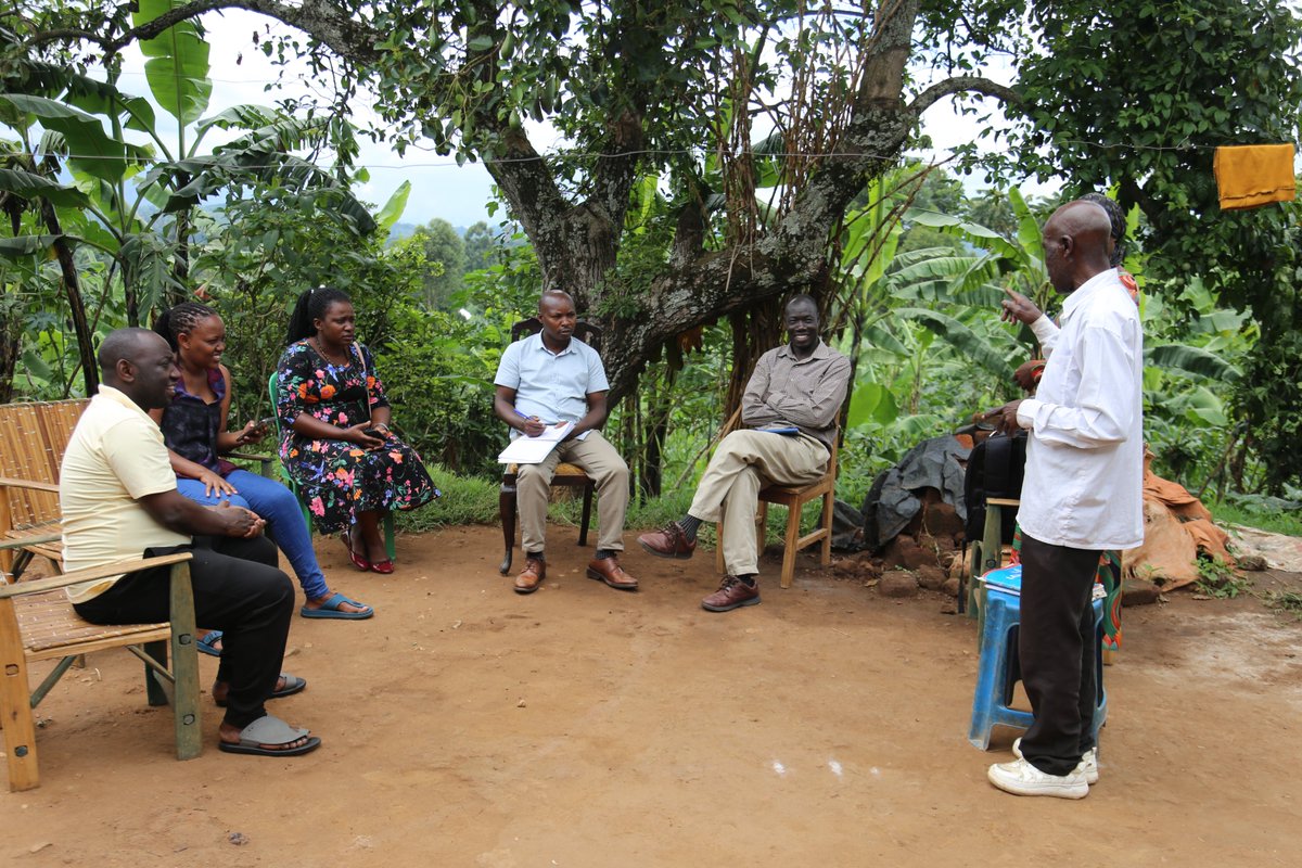 TUNADO_Bees's tweet photo. Up and About:

Exec. Dir. @biryomumaisho84 is in Mid-Western Uganda to check on the adaptation of our #BeeAChampion model, the milestones and shortfalls and how beekeepers are embracing our new agro-forestry approach with the growing of macadamia
@TriasEastAfrica @WoordenDaad https://t.co/dY8BjFXxTM