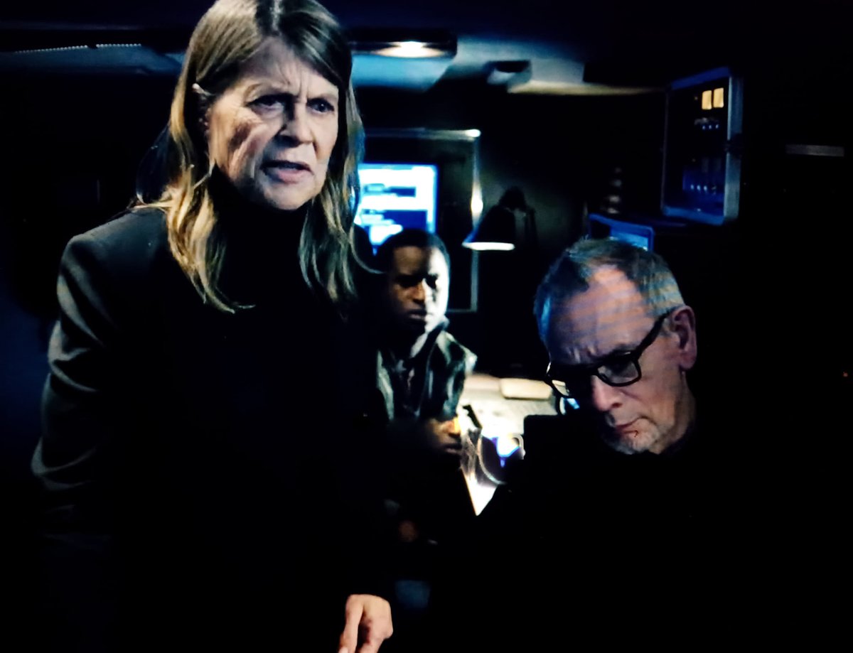 Here's writer Peter Hogan with Linda Hamilton on @SYFY's @ResidentAlien based on his @DarkHorseComics series. Peter joins Posy Simmonds & @thatlukeperson to discuss their comics going from page to screen on a Comica panel Tues 7pm at Century Club, Soho: centuryclub.co.uk/they-shoot-com…