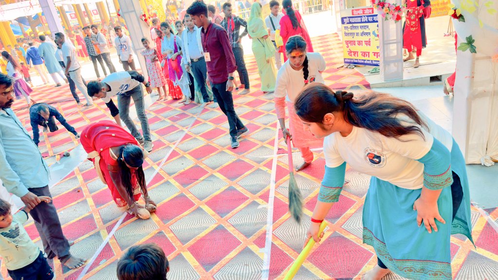 abvpcg's tweet photo. ABVP रतनपुर द्वारा श्री सिद्धपीठ मां महामाया देवी मन्दिर रतनपुर में नवरात्रि के पावन पर्व सप्तमी पर SFD, SFS के माध्यम से पोलिथिन मुक्त मंदिर परिसर, स्वच्छता  अभियान एवं प्रशासन से मिलकर भीड़ नियंत्रण कार्य साथ ही हजारों की संख्या में दर्शन करने पहुंचे श्रद्धालुओं को भारी गर्मी को देखते हुए पानी पिलाने का कार्य किया जा रहा है। 
#studentsforseva
#ABVPForSociety