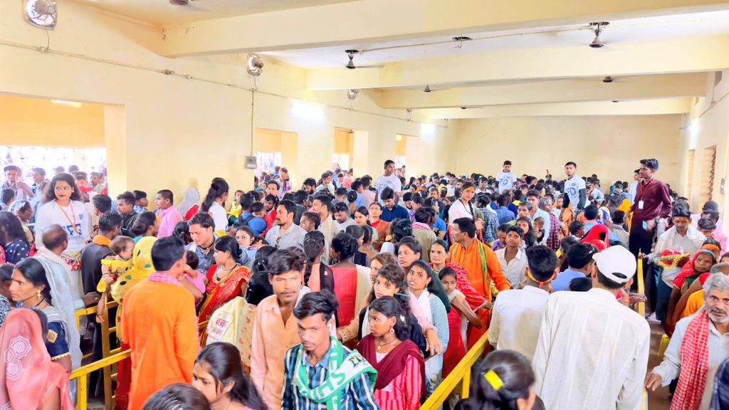 abvpcg's tweet photo. ABVP रतनपुर द्वारा श्री सिद्धपीठ मां महामाया देवी मन्दिर रतनपुर में नवरात्रि के पावन पर्व सप्तमी पर SFD, SFS के माध्यम से पोलिथिन मुक्त मंदिर परिसर, स्वच्छता  अभियान एवं प्रशासन से मिलकर भीड़ नियंत्रण कार्य साथ ही हजारों की संख्या में दर्शन करने पहुंचे श्रद्धालुओं को भारी गर्मी को देखते हुए पानी पिलाने का कार्य किया जा रहा है। 
#studentsforseva
#ABVPForSociety