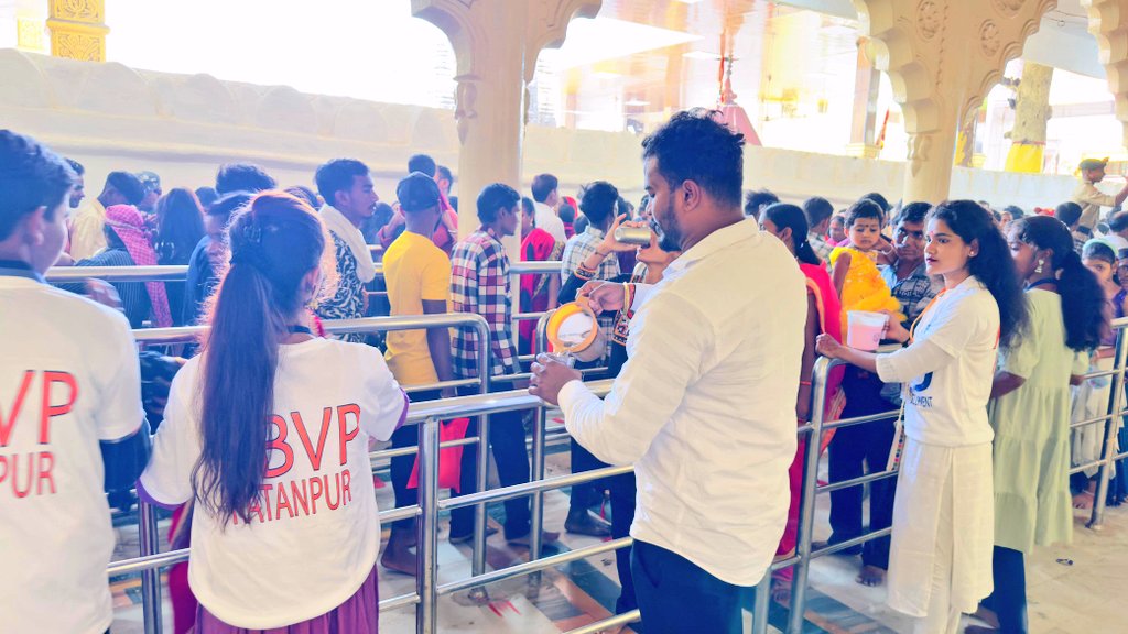 abvpcg's tweet photo. ABVP रतनपुर द्वारा श्री सिद्धपीठ मां महामाया देवी मन्दिर रतनपुर में नवरात्रि के पावन पर्व सप्तमी पर SFD, SFS के माध्यम से पोलिथिन मुक्त मंदिर परिसर, स्वच्छता  अभियान एवं प्रशासन से मिलकर भीड़ नियंत्रण कार्य साथ ही हजारों की संख्या में दर्शन करने पहुंचे श्रद्धालुओं को भारी गर्मी को देखते हुए पानी पिलाने का कार्य किया जा रहा है। 
#studentsforseva
#ABVPForSociety