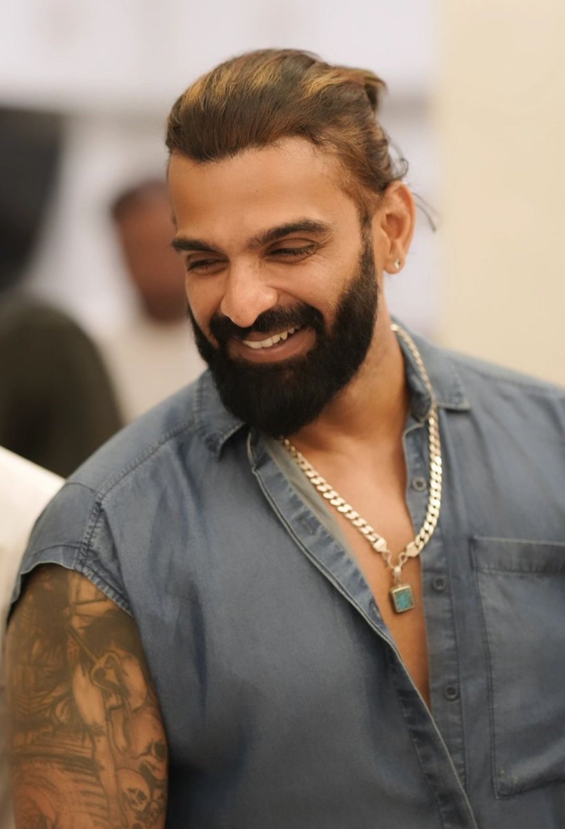 Dhanaraju87747's tweet photo. Spread Smiles Happiness and Love❤😍
#VinayGowda #BBK10 https://t.co/GgT6K47f4r