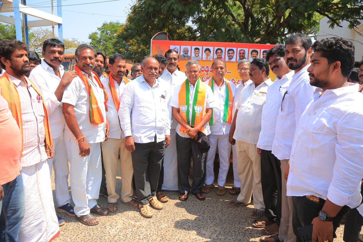 BjymTirupathi's tweet photo. ఉమ్మడి నెల్లూరు జిల్లా వెంకటాచలం మండలం విరాన్న కనుపూరు గ్రామం నందు కుందకూరు సుబ్బరాయులు ఆధ్వర్యంలో పెద్ద ఎతున్న ఎన్డీఎ కూటమి బిజెపి టిడిపి జనసేన నాయకులతో ఏర్పాటు చేసిన బైక్ ర్యాలీ కార్యక్రమాన్ని ప్రారంభించిన తిరుపతి బిజెపి ఎంపీ అభ్యర్థి డాక్టర్ శ్రీ వెలగపల్లి వరప్రసాద్ రావు గారు. https://t.co/MeBkTQMx6d