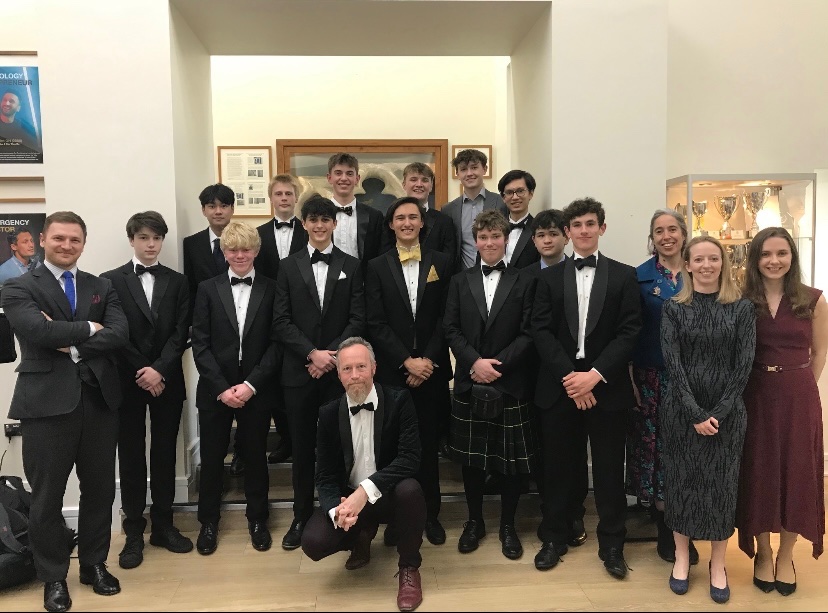 Hmptn_Classics's tweet image. We’re having a bit of a Janus moment today! 

As we look forward to another jam-packed term, we also look back on the Senior Classics Dinner with @lehclassics at the end of the spring term. Suited, booted and treated to a riveting talk by none other than Professor Caroline Vout!