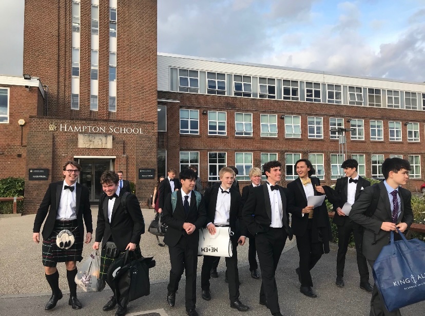 Hmptn_Classics's tweet image. We’re having a bit of a Janus moment today! 

As we look forward to another jam-packed term, we also look back on the Senior Classics Dinner with @lehclassics at the end of the spring term. Suited, booted and treated to a riveting talk by none other than Professor Caroline Vout!
