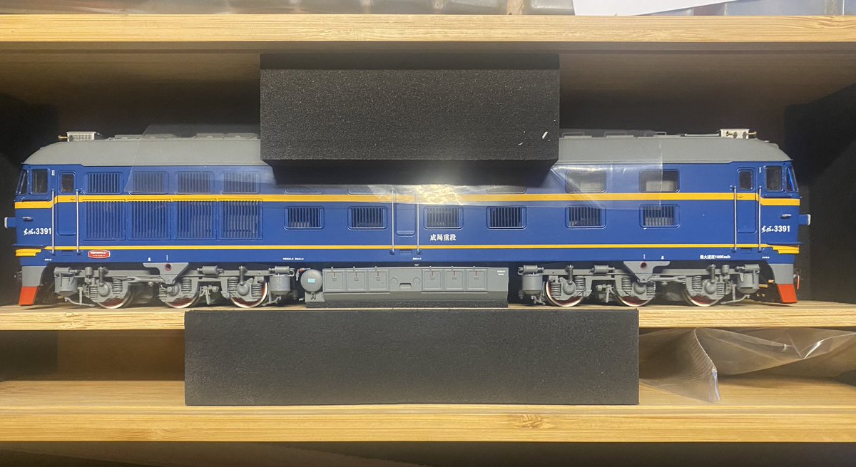 Yi_0v0's tweet photo. 曙光模型出品東風4B-3391(DF4B)型内燃機関車が入荷しました。🥳
#Hoゲージ #電力機関車 #鐵道模型 #蒸汽機関車 #いいねした鉄道ファン全員フォローする #DF4B https://t.co/Pf8W4ohSZq