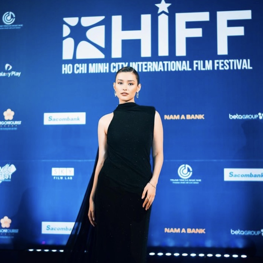 #LizaSoberano had a special role at the inaugural Ho Chi Minh City International Film Festival (HIFF) in Vietnam. Aside from sitting as one of the jurors, she also presented the award for Best Actress. Read more: tinyurl.com/yev8de5v 📷 lizasoberano for HIFF