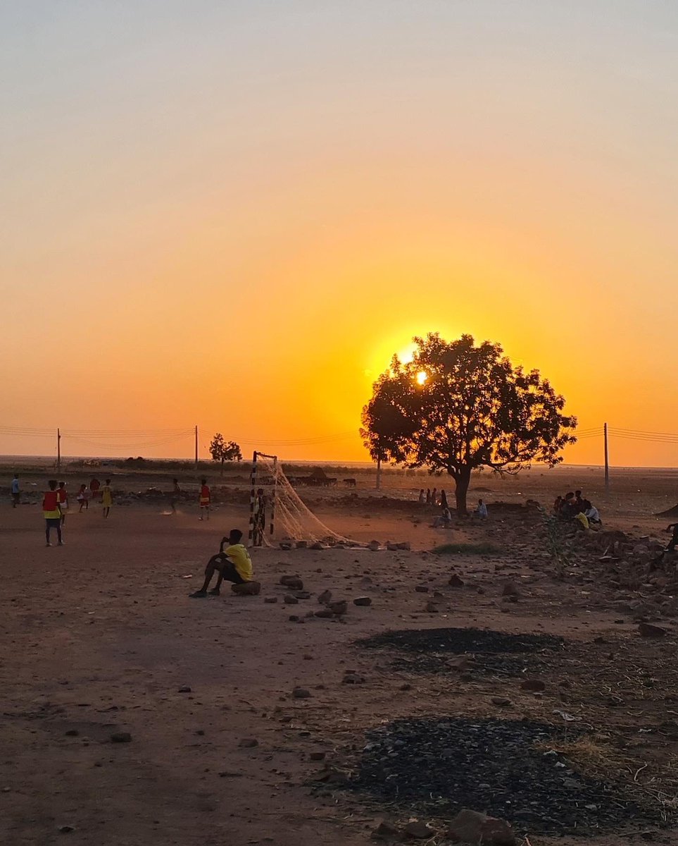 1 year on since the conflict tore Sudan apart, my heart yearns to see our family and friends left behind. Millions displaced across Sudan, thousands of Tigaryan refugees facing yet another horrific war. May #Sudan see peace, may the refugees return home to their homes in #Tigray.