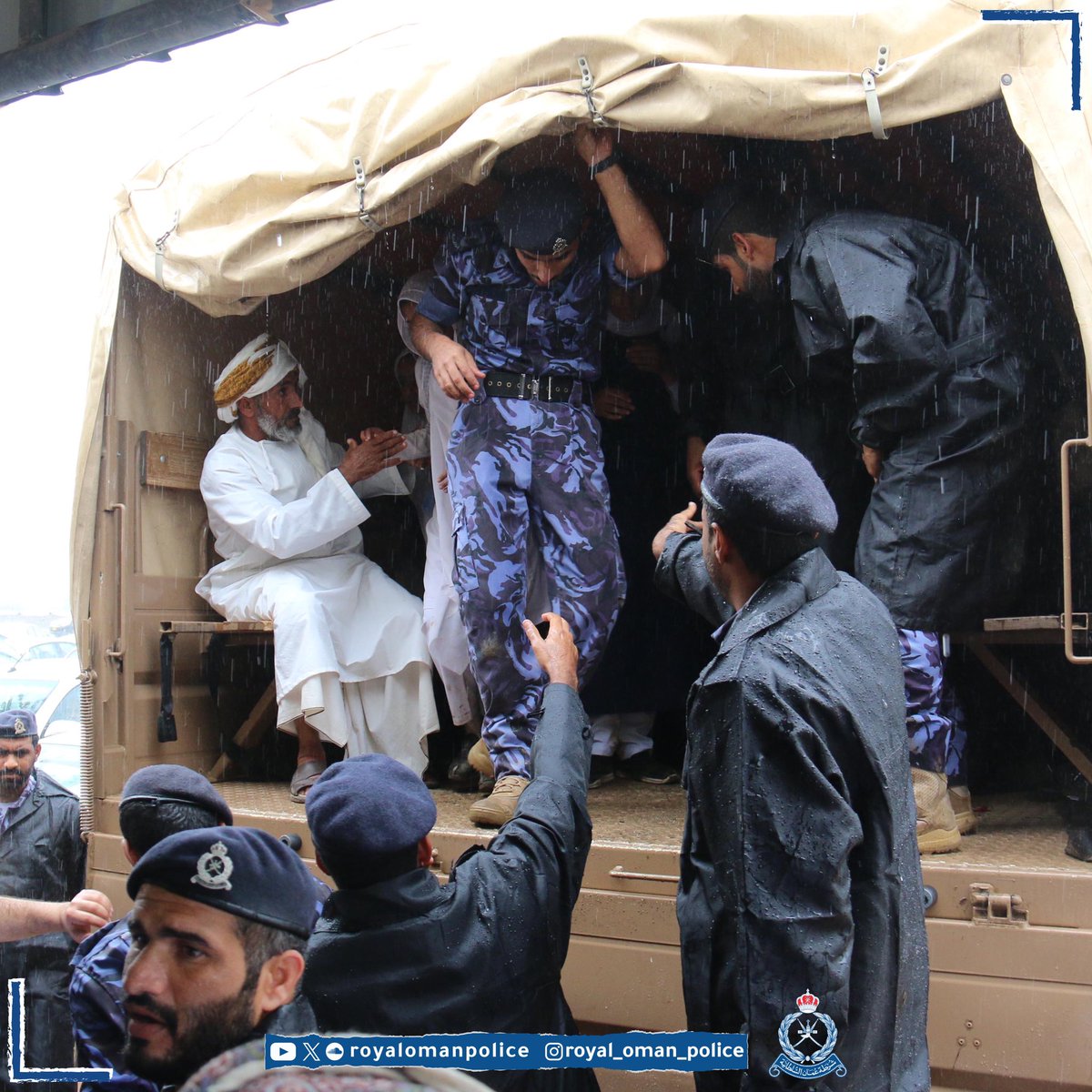 جانب من جهود شرطة عُمان السلطانية في التعامل مع الحالةِ الجوية… #شرطة_عمان_السلطانية