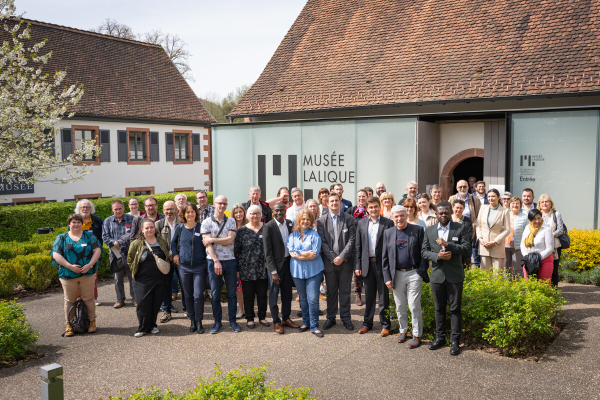 F_Bierry's tweet photo. 💬[CITOYENNETE/BÙRJERSCHÀFT] Bonne semaine à toutes et tous avec ces visages : les membres de notre Conseil de développement d'#Alsace réunis samedi au @Musee_Lalique autour de sa présidente @DelphineMann16 ! #CollectivitéEuropéenneAlsace
🗣L'Assemblée citoyenne #CoDevAlsace⤵️ https://t.co/j80kEZ0iyr