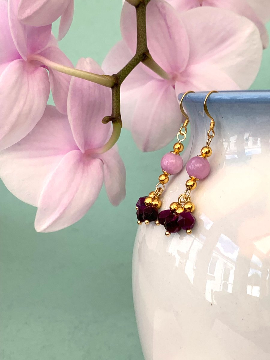 Handcrafted, bohemian style, chandelier beaded earrings, complete with Kunzite Spodumene, Purple Tiger's Eye, and gold plated beads and bead caps.

Purchase via Etsy: etsy.com/uk/listing/158…

#KunziteSpodumene #PinkTigersEye #goldplated #purpleandpink #handcraftedearrings #unique